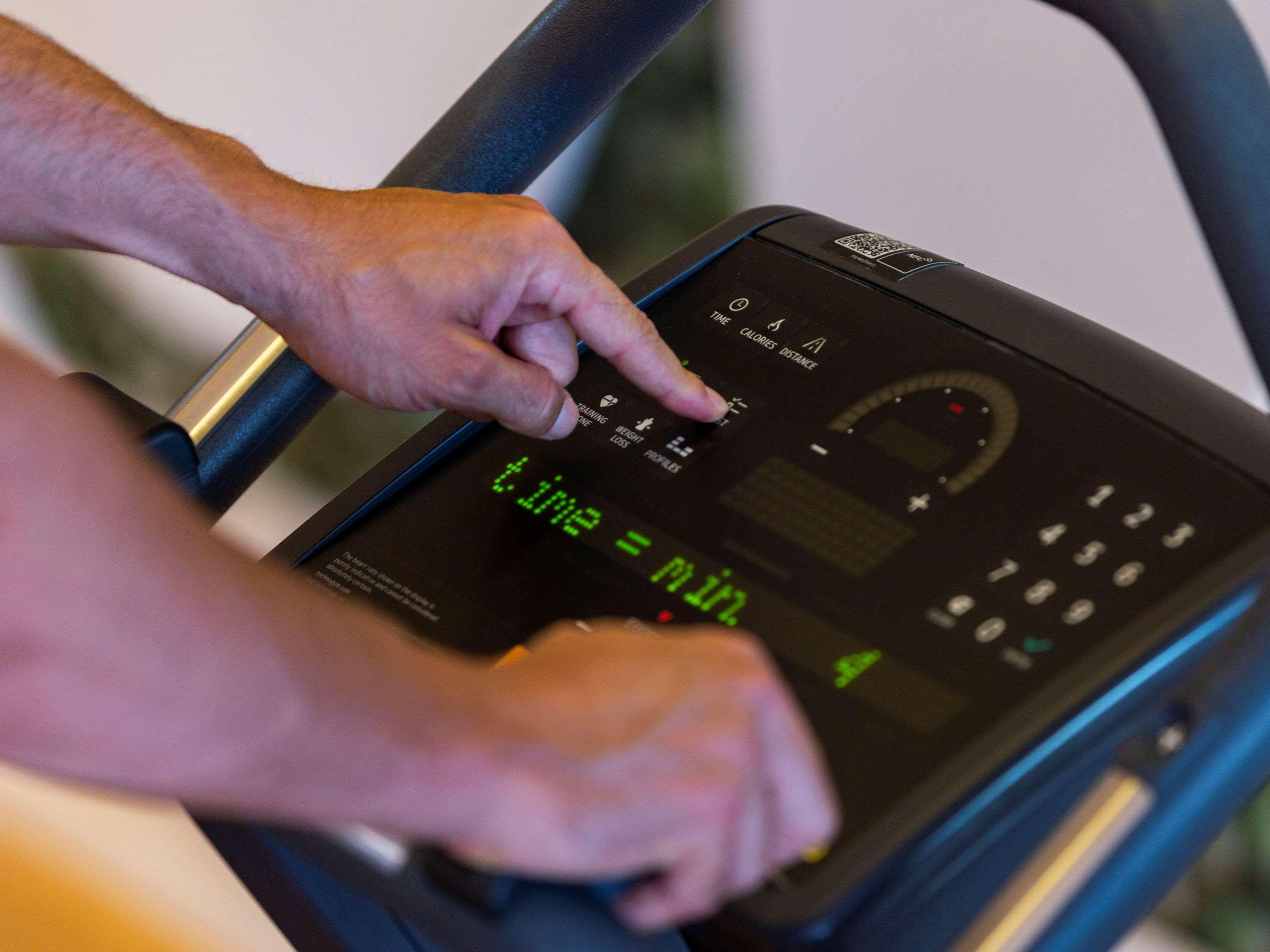Moevenpick Hotel Du Lac Tunes Exterior foto A treadmill console