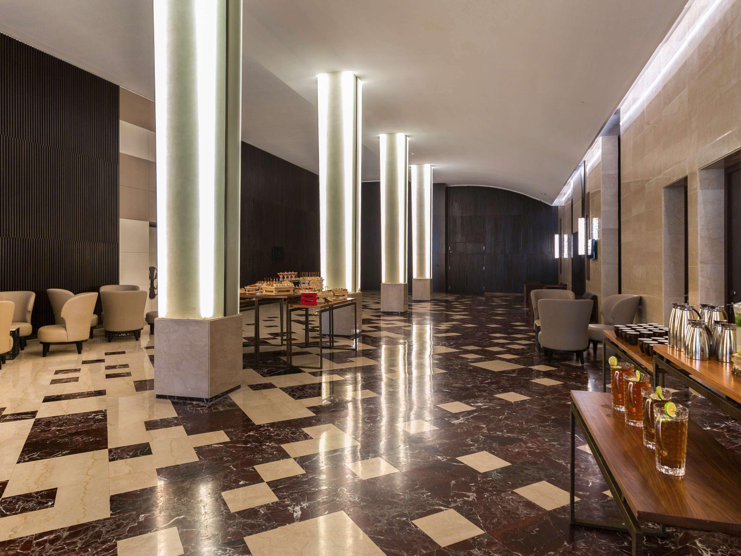 Moevenpick Hotel Du Lac Tunes Exterior foto The Westin Mumbai