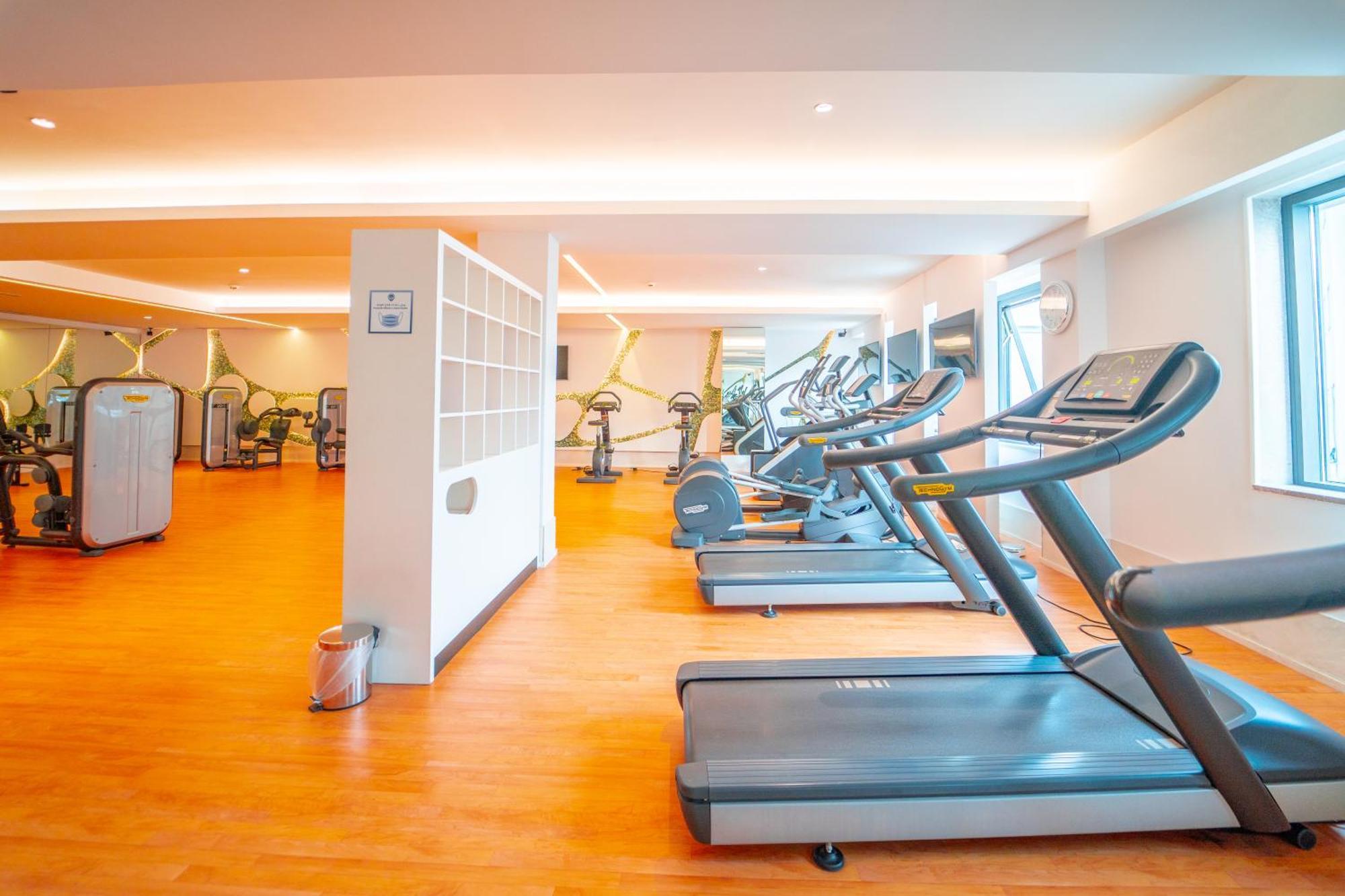 Moevenpick Hotel Du Lac Tunes Exterior foto The gym at the hotel